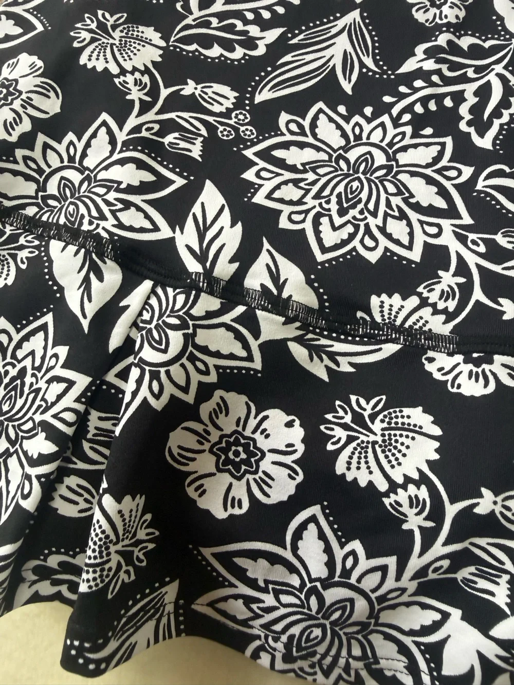 High-Rise Black & White Floral Tennis Skirt. Large. EUC